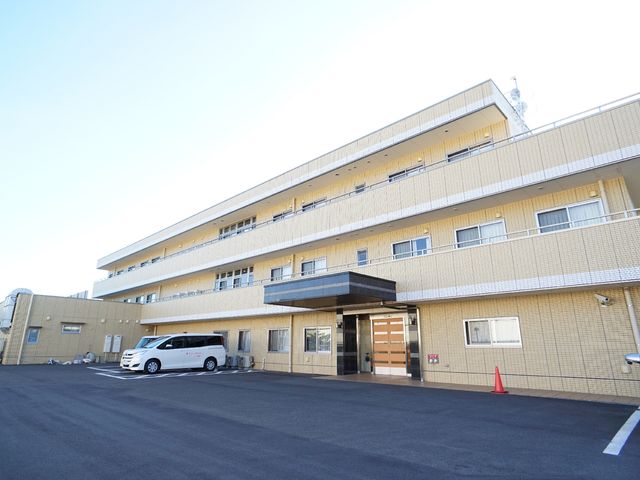広々とした施設の外観 外観 ゆとりのある敷地に立つ、清潔感のある建物です。作業しやすい広いスペースが自慢の施設で、日々の業務に集中できる環境が整っています。