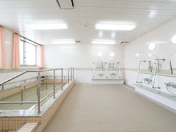 明るい清潔な浴室