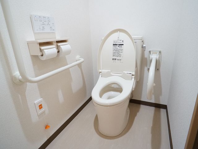 バリアフリートイレの設備 トイレ 安全かつ快適な利用をサポートする手すり付きのトイレです。安心してご利用いただける配慮がされています。