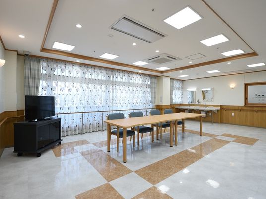 明るい共有ダイニング空間