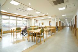 明るいダイニングスペース