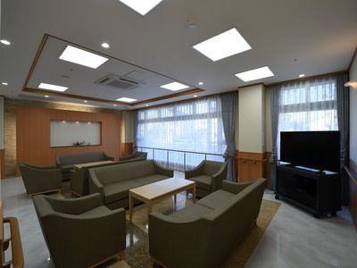 広々とした快適ラウンジ