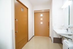 洗面台と木目調の扉