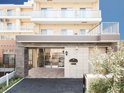 明るい建物のエントランス