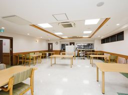 明るい食堂の空間