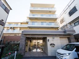 モダンな建物のエントランス