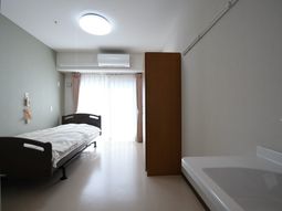 居室のベッドと浴槽