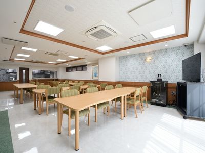 明るく広々とした食堂