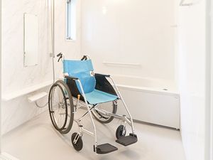 車椅子が置かれた浴室  