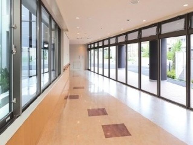 広い廊下 廊下 やわらかな自然光に包まれた広々とした廊下です。快適に移動しやすい設計になっています。