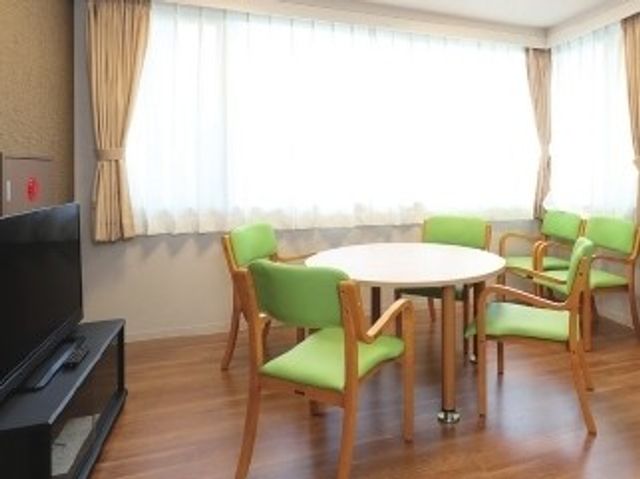 自然光が入るダイニングルーム ダイニングルーム   心地よい自然光がたっぷり入り、リラックスしやすい明るいダイニングルームです。