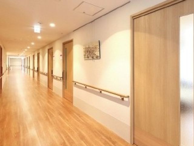 明るい廊下 廊下 照明が行き届いた廊下は、手すりが両側に備わっていて安全に配慮されています。