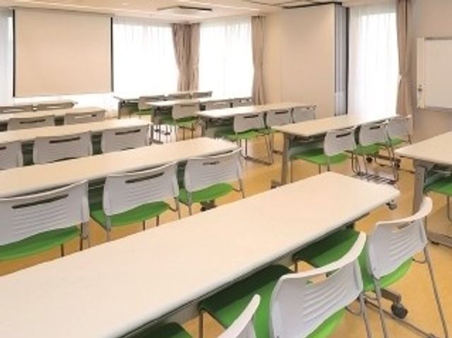 明るい多目的室 多目的室 大きな窓から自然光が差し込み、開放感があります。研修やミーティングに最適な空間です。