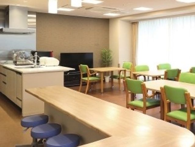 明るいキッチンとダイニング ダイニングルーム 自然光が差し込むダイニングルームです。快適な空間でリラックスして過ごせます。