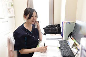 電話中のスタッフ