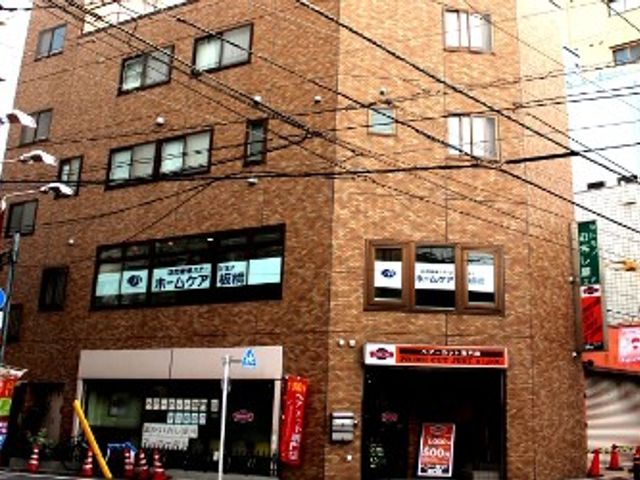 居心地の良い外観 外観 温かみのある雰囲気の建物です。周囲には便利な店舗もあり、生活しやすい環境が整っています。