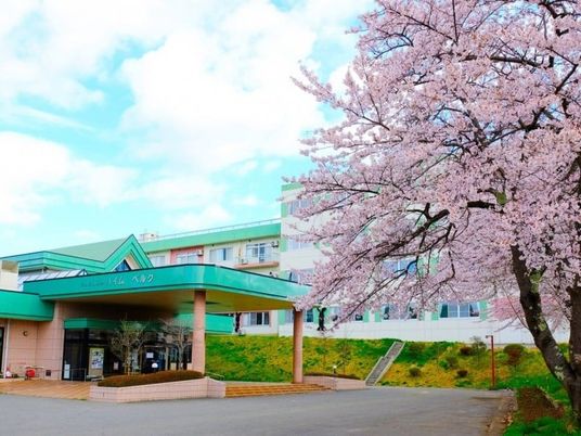桜が見える外観  