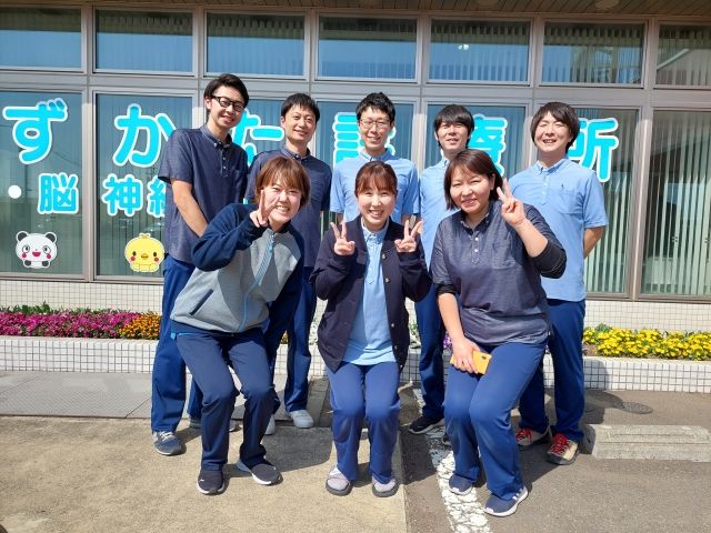 スタッフイメージ スタッフイメージ 笑顔のスタッフが並ぶ場面です。楽しげな雰囲気で、働きやすさを感じられます。
