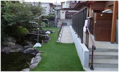 静かな通路と庭