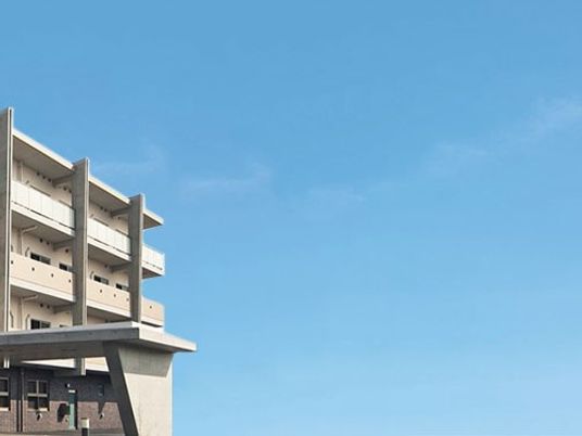 建物外観と青空  
