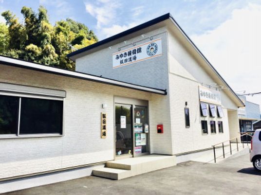 明るい外観の建物