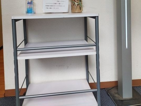 靴棚と手指消毒の棚  