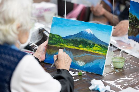 創作活動の楽しむ利用者
