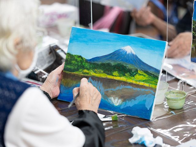 創作活動の楽しむ利用者 多目的室 山水画に熱中する利用者の姿。創造的な活動が心身の健康を支え、充実した毎日を送れます。