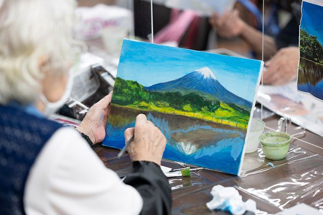 創作活動の楽しむ利用者