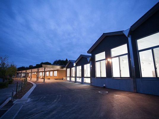 夕暮れの建物外観  