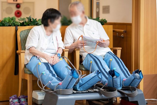 腰掛ける利用者