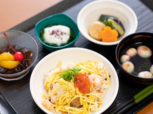 和風の食事設定 食堂 彩り豊かな和食が目を惹く食事の様子です。バランスの取れた献立が、健康を支える一助となります。