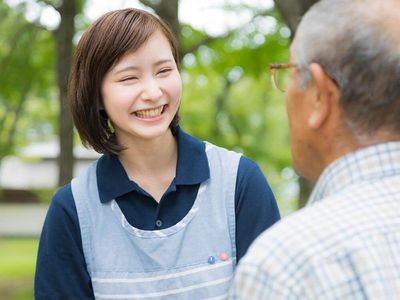 笑顔で対話するスタッフ