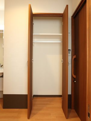 整頓された居室のクローゼット