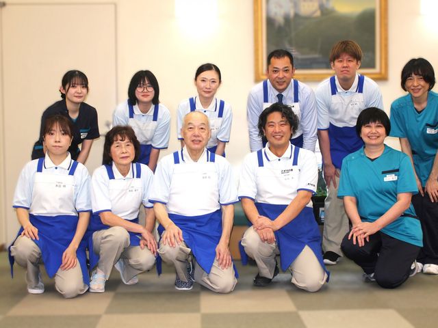 スタッフの集合写真 スタッフイメージ スタッフの皆様が協力して温かい環境を提供しています。共に働く仲間として歓迎します。