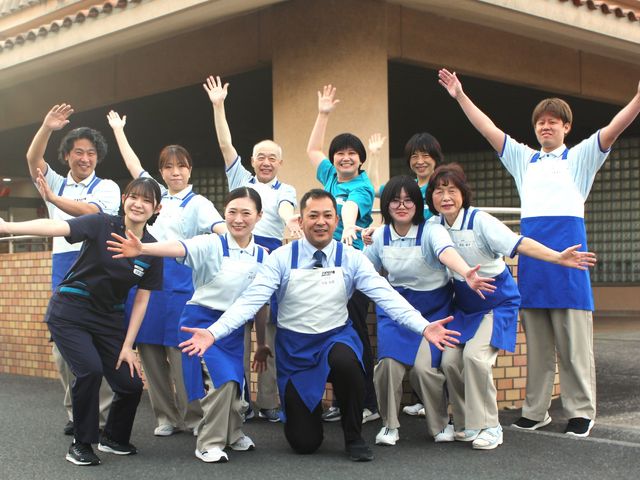 笑顔のスタッフの皆さん 外観 和やかなスタッフの皆さんが、明るく元気にお迎えしています。入所者様へのサポート体制を知る良い機会です。