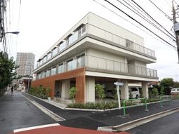 明るい外観の建物エントランス