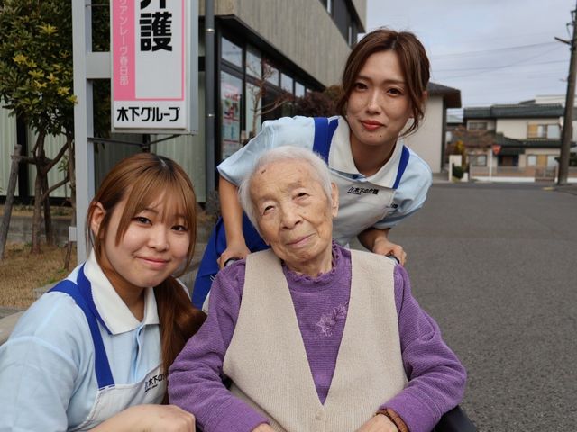 スタッフイメージ スタッフイメージ 笑顔のスタッフと利用者様が安心感を感じられる空間です。優しいサポートで働ける職場です。