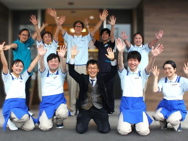 スタッフイメージ スタッフイメージ エントランスでスタッフが明るく迎えてくれます。お互いに協力し合いながら働ける環境です。
