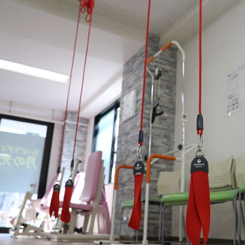 運動器具が並ぶ施設