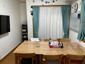 明るい食堂のテーブル  