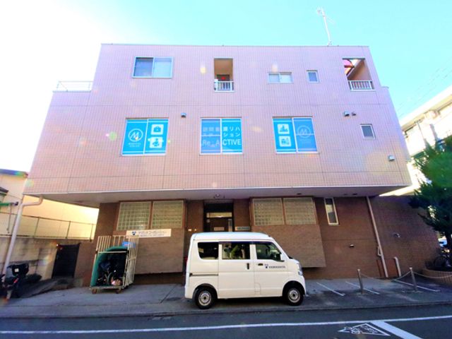穏やかな建物の外観 外観 落ち着いた色合いの外観が印象的です。閑静な環境に位置しており、訪れる人に安心感を与えます。