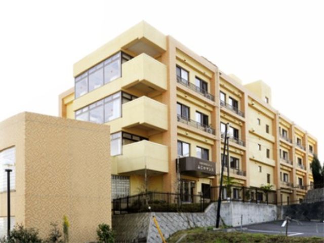 快適な高齢者住宅外観 外観 暖かみのある色合いの建物は、安らぎを感じさせる設計です。少し高台にあり、周囲の環境も清潔で落ち着いた雰囲気を演出しています。
