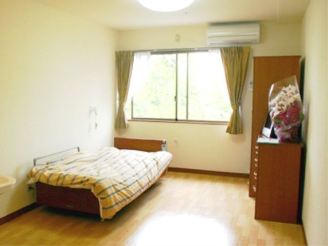 清潔な個室の居室 居室 ゆとりある居室です。窓から自然光が差し込み、穏やかな時間を過ごせます。