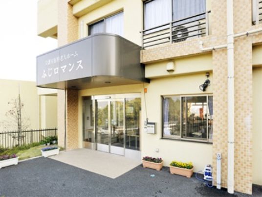 明るいエントランス先の風景