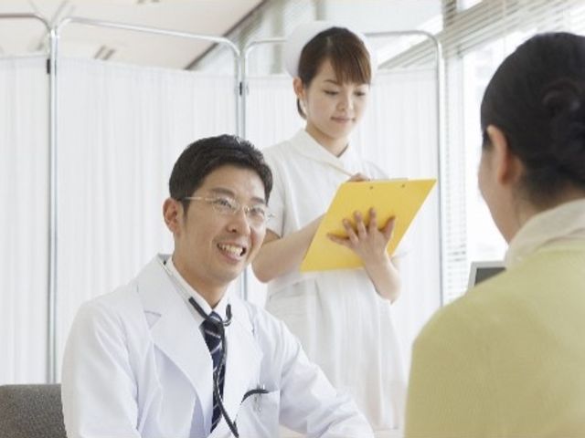医療スタッフと利用者 医療機関（イメージ） 明るい表情のスタッフが心を込めた対応をしています。利用者の意見を大切にする姿勢が伺えます。
