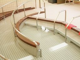 手すり付き回廊浴槽