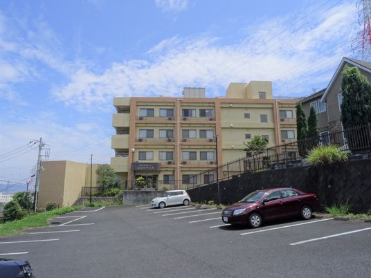 明るい日差しの建物外観