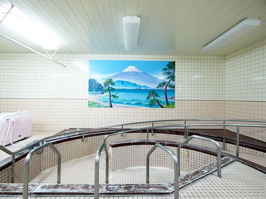 清潔な浴室と富士山の絵