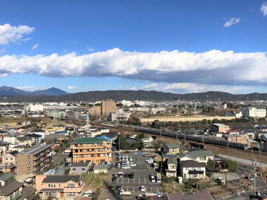 広がる街並みと山々の景色